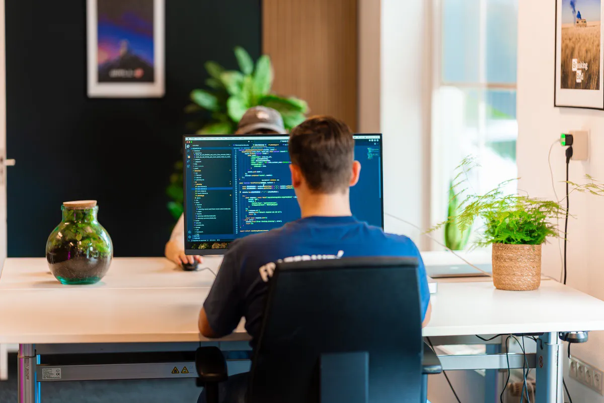 Developer van Pink Raven bouwt een Laravel webapplicatie