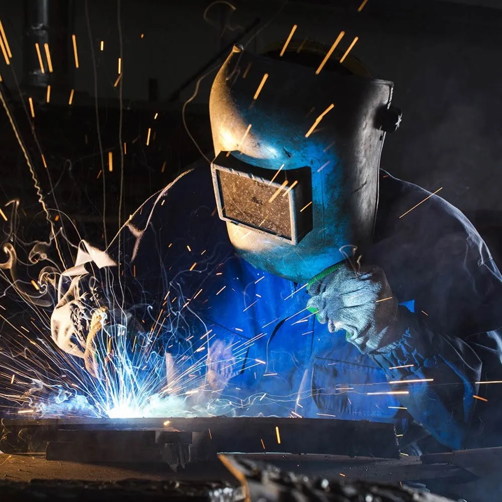 Lasser aan het werk met vonken, case VDB Rijnoord Metaal