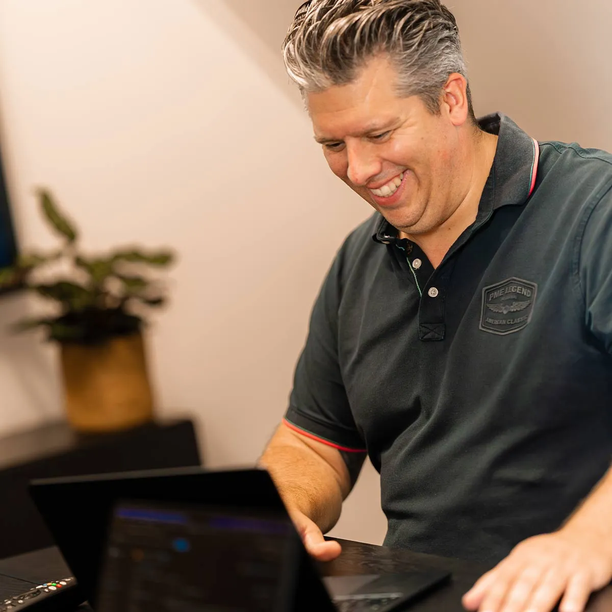 Marketeer van Pink Raven schrijft content achter zijn laptop