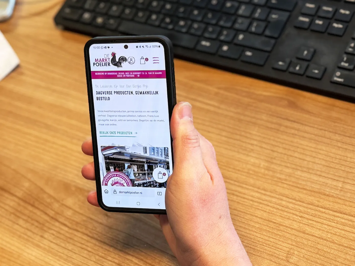 Webshop van De Marktpoelier op een telefoon, gemaakt door Pink Raven